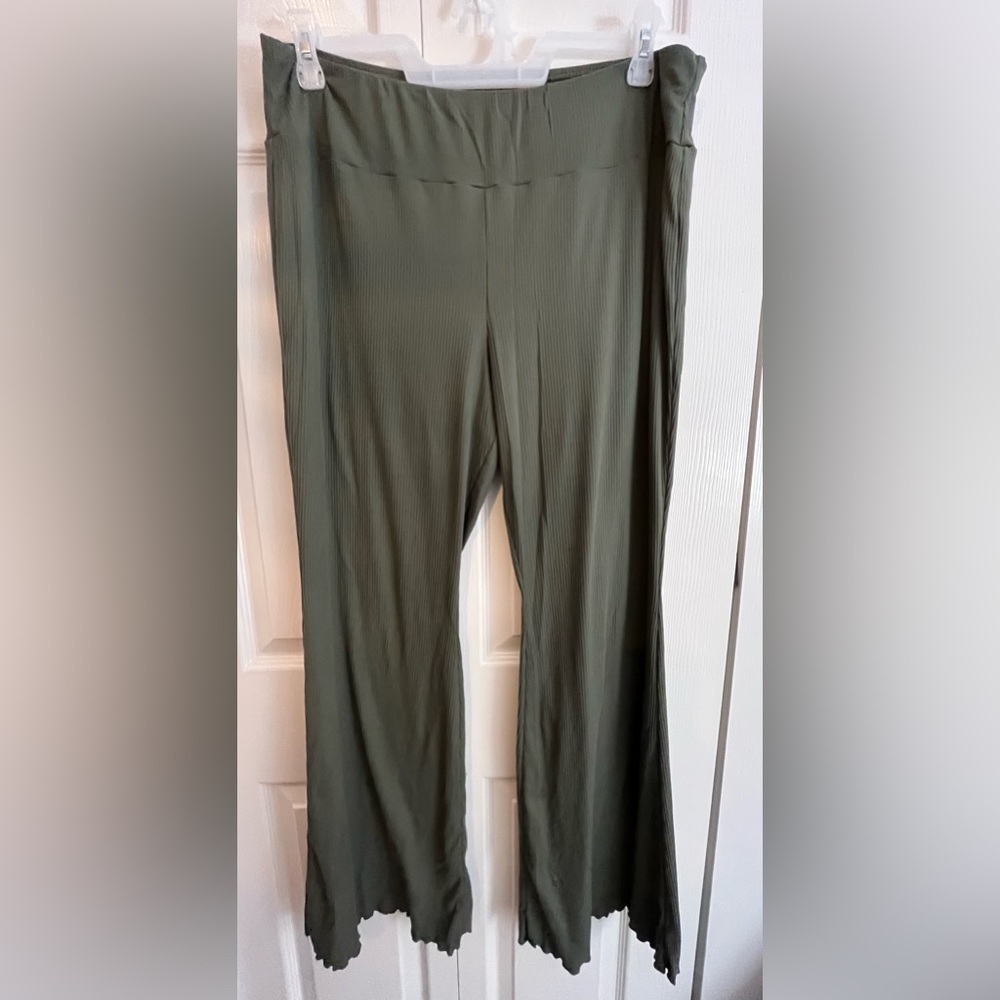 No boundaries green flare stretch pants